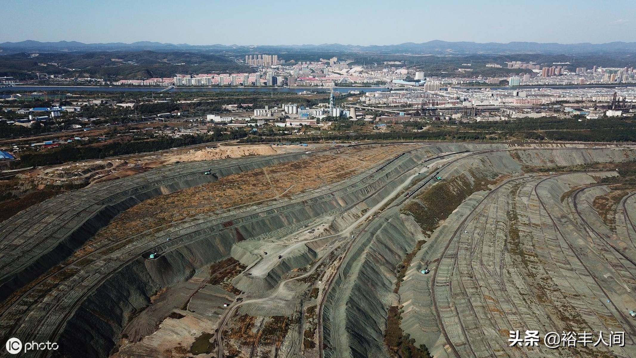 資源枯竭的&ldquo;亞洲最大礦坑&rdquo;,曾是&ldquo;搖錢樹(shù)&rdquo;,如今變成深溝險(xiǎn)壑