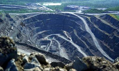 到處是黃金的城市:開采15年21萬人死亡,如今一年工作70天